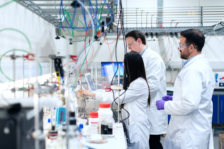 Equipo de profesionales trabajando en el laboratorio clínico