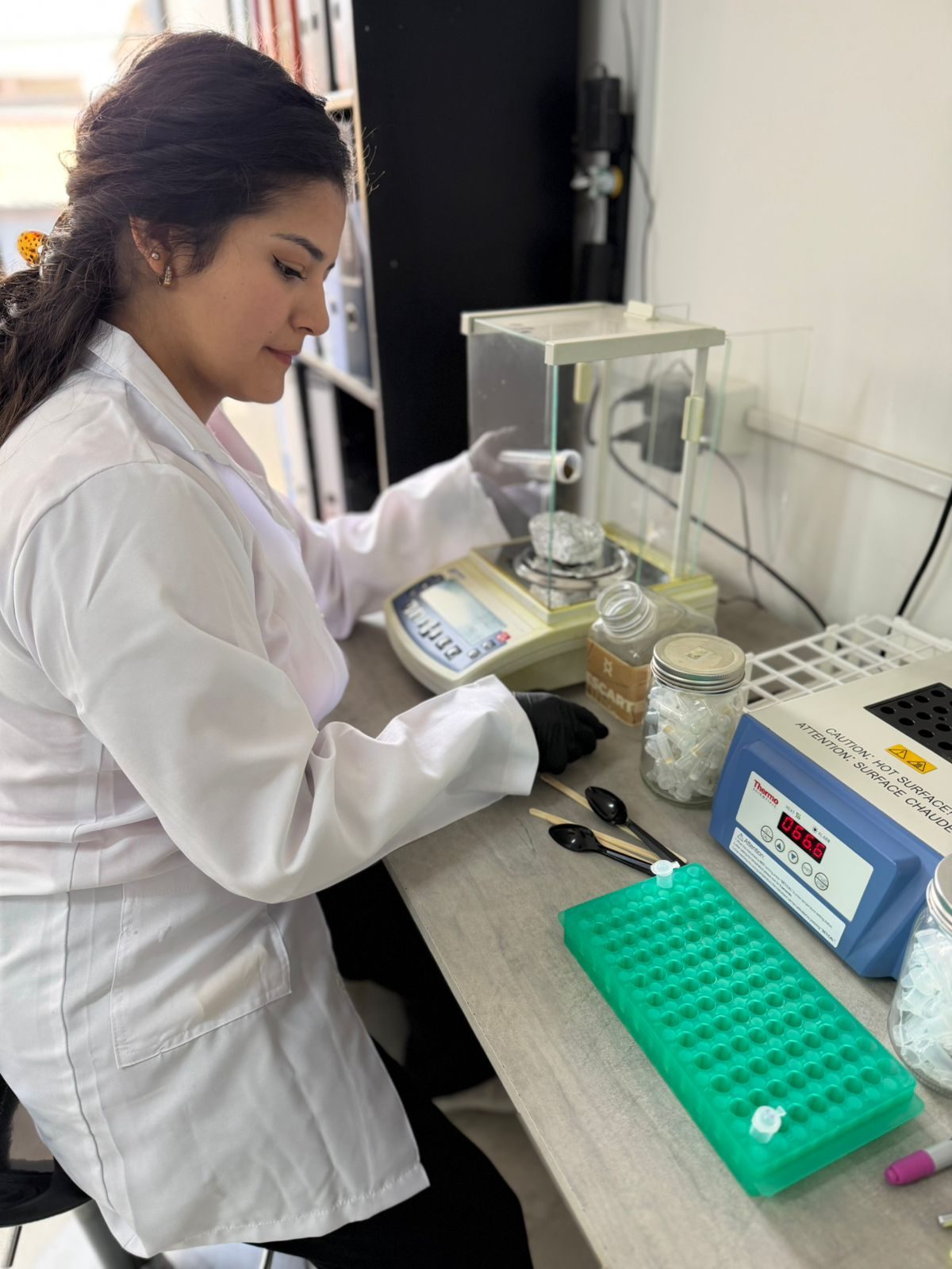 Bioanalista preparando muestras para análisis