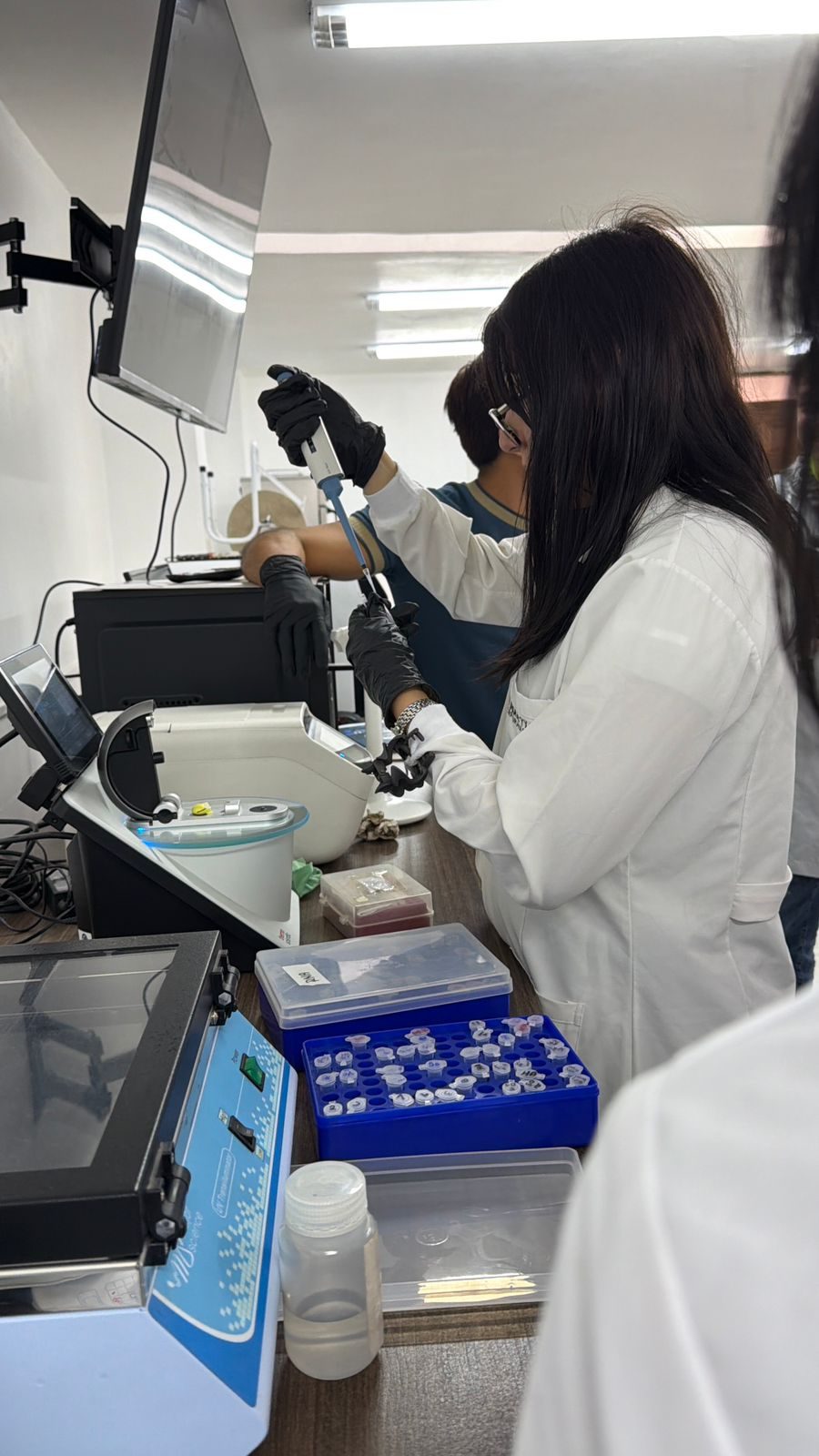Equipo trabajando en el área de biología molecular