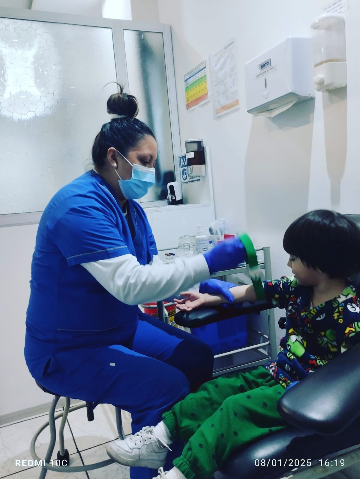 Atención a paciente durante la toma de muestra
