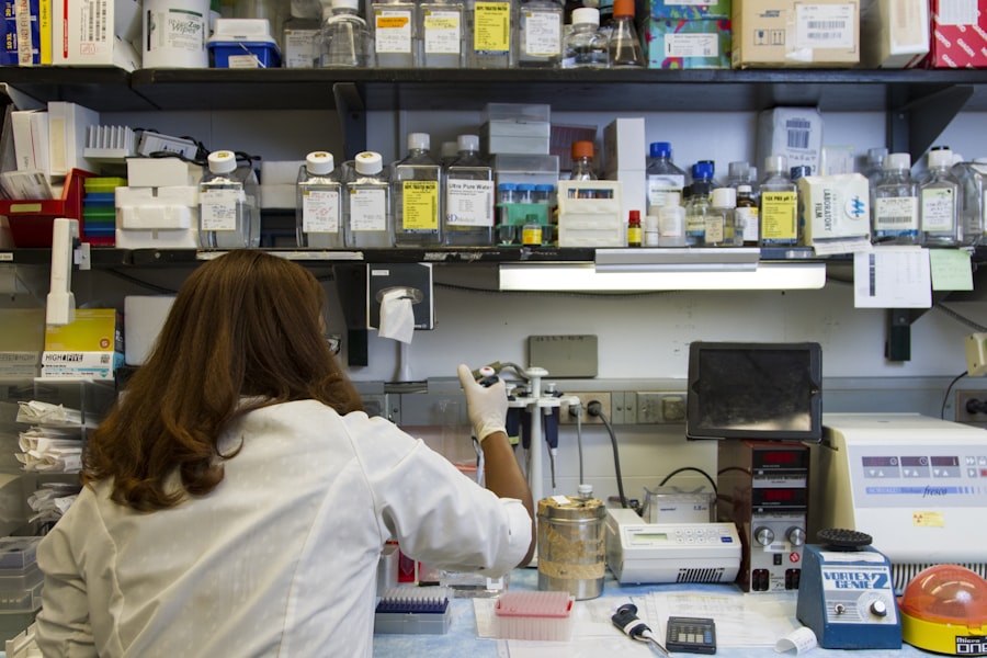 Profesional realizando estudios de microbiología en el laboratorio