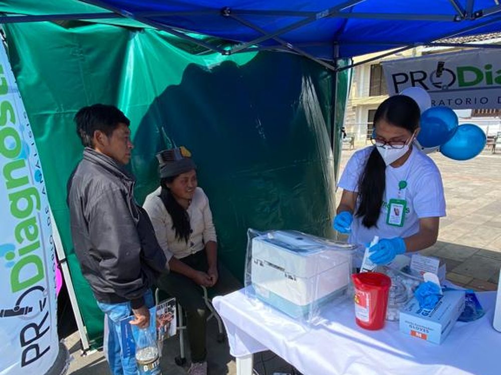 Atención gratuita a personas de la comunidad en la carpa