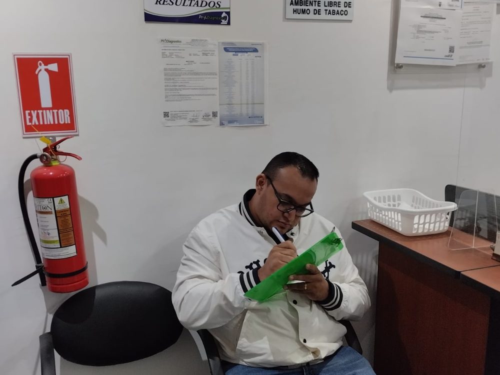 Persona de la comunidad siendo atendida en el laboratorio
