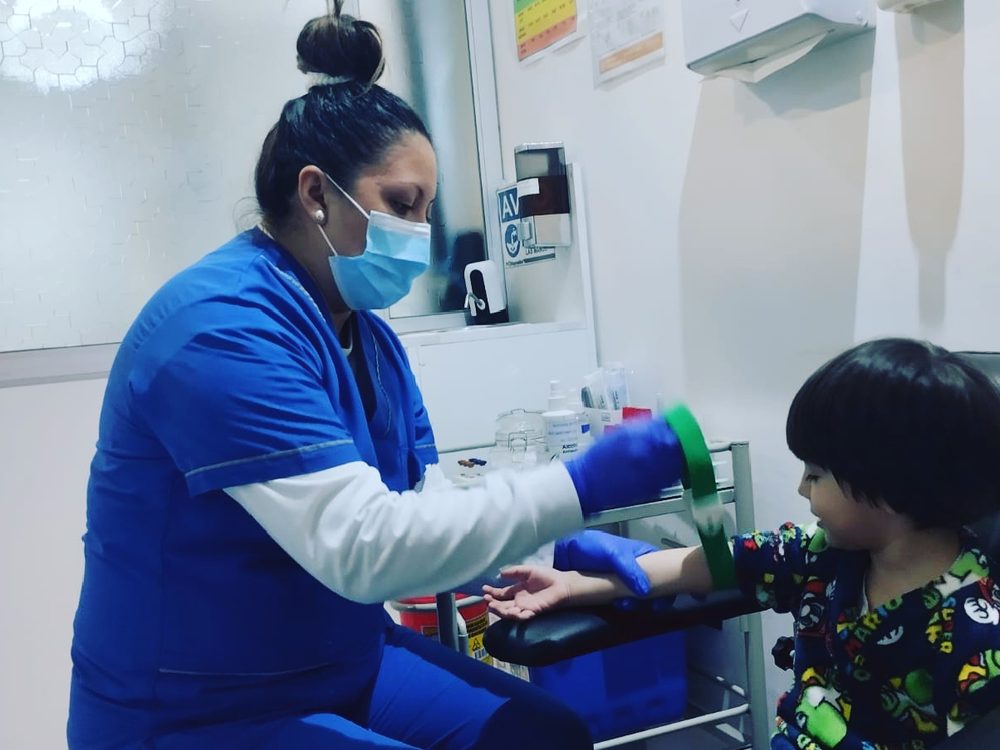 Toma de muestra a un niño durante una jornada de salud